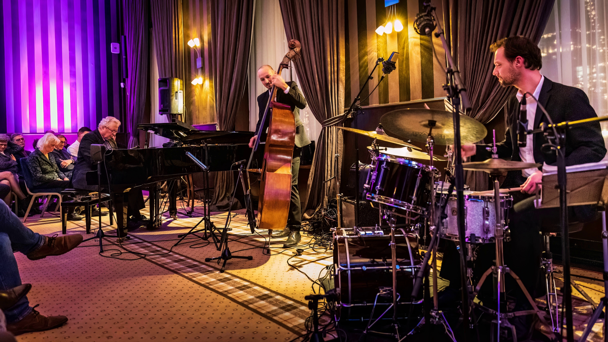 DEN HAAG - Jazz at the Club Societeit de Witte optreden van Intrioduction, het trio van pianist Harry Happel Sven Happel (bas) en Jasper van Hulten (slagwerk)<br />
COPYRIGHT RONALD SPEIJER